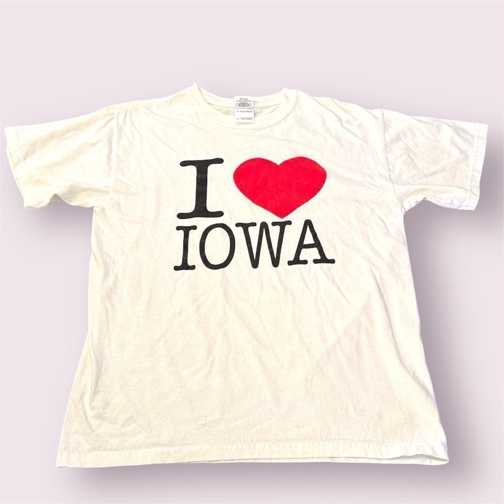 GILDAN I Love Iowa Graphic Heart Short Sleeve Tee